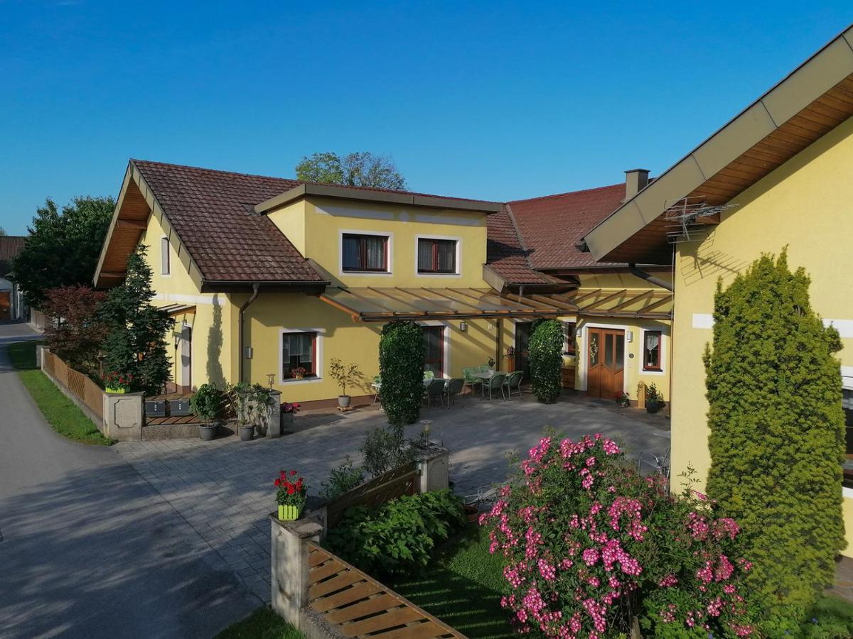 Privatzimmer Und Ferienwohnungen Leeb Persenbeug Exteriör bild