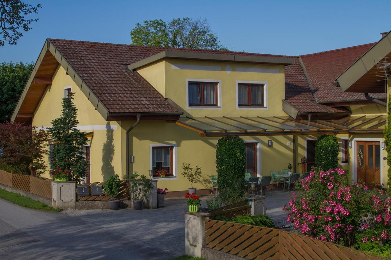 Privatzimmer Und Ferienwohnungen Leeb Persenbeug Exteriör bild