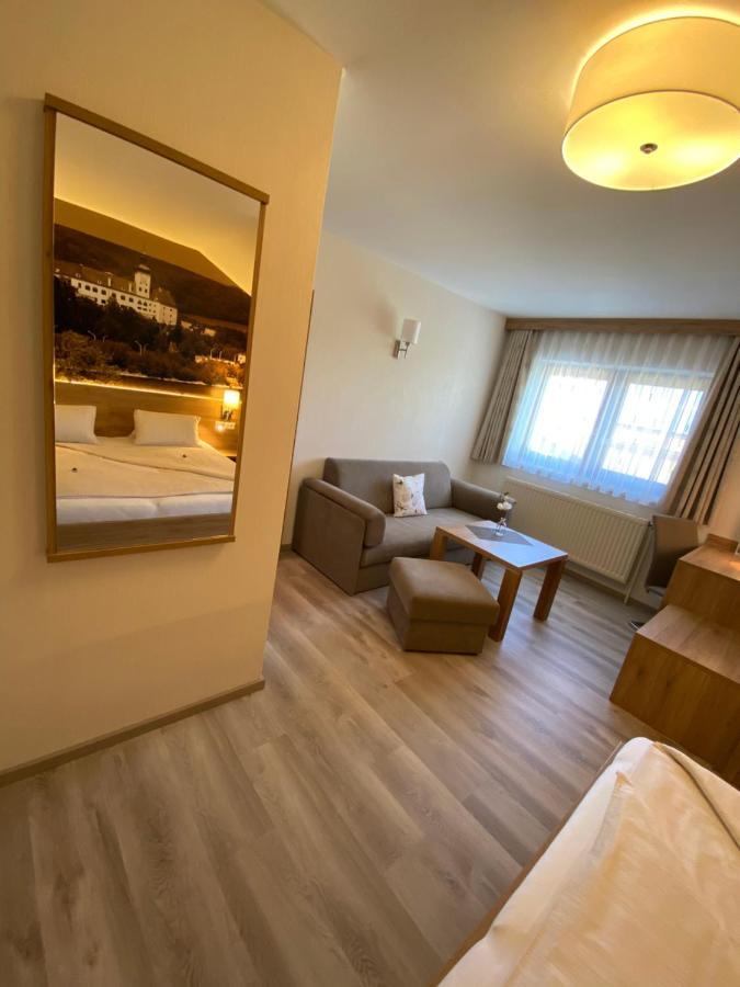 Privatzimmer Und Ferienwohnungen Leeb Persenbeug Exteriör bild