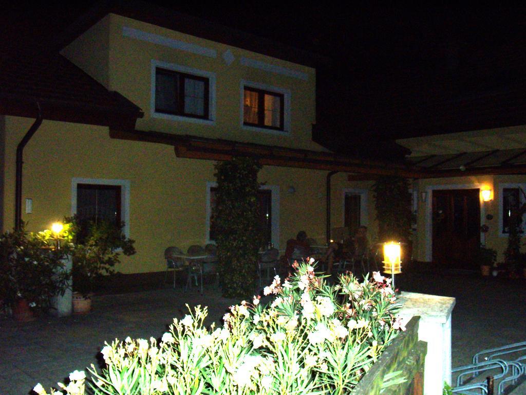 Privatzimmer Und Ferienwohnungen Leeb Persenbeug Exteriör bild