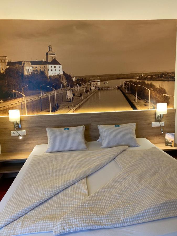 Privatzimmer Und Ferienwohnungen Leeb Persenbeug Exteriör bild