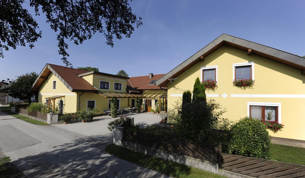 Privatzimmer Und Ferienwohnungen Leeb Persenbeug Exteriör bild